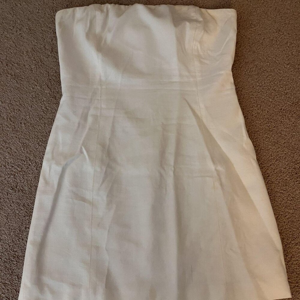 Gorgeous white mini strapless dress from Meshki 🤍